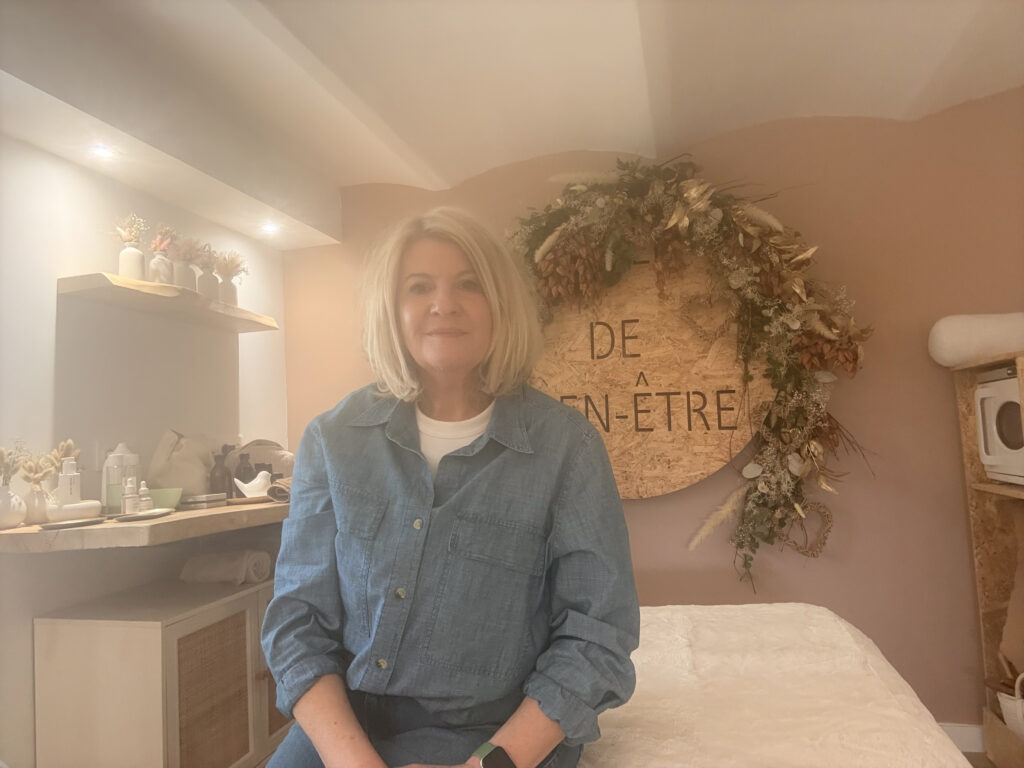 Olivia Saint Jean réflexologue à Alès dans son cabinet